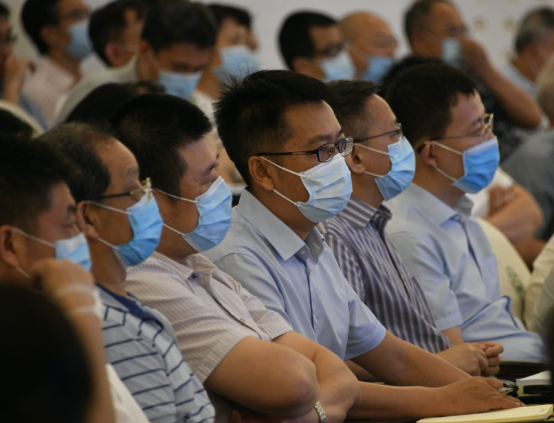 与会人员认真聆听报告 金凤摄