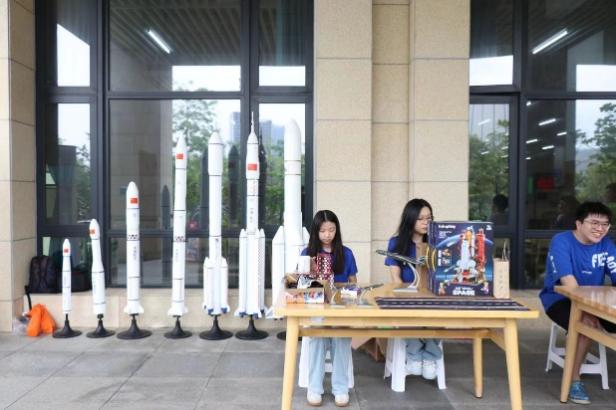 图片包含 建筑, 桌子, 户外, 长凳

描述已自动生成